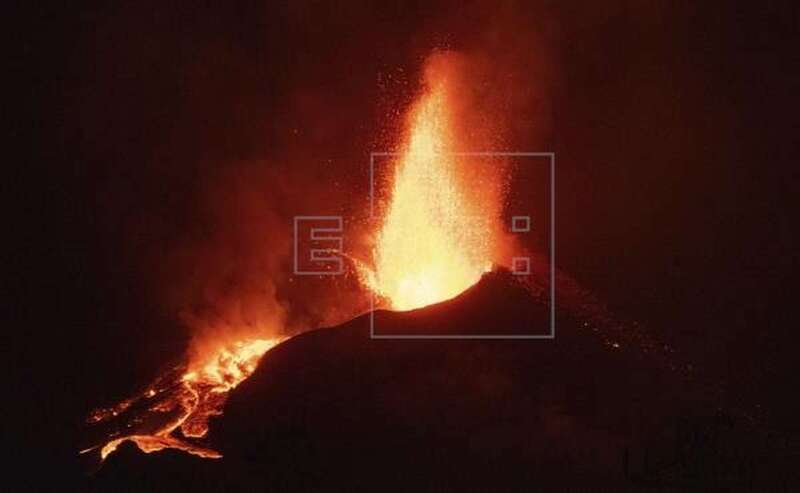 Imagen de archivo de la erupción que afecta a La Palma desde hace casi un mes / EFE Miguel Calero